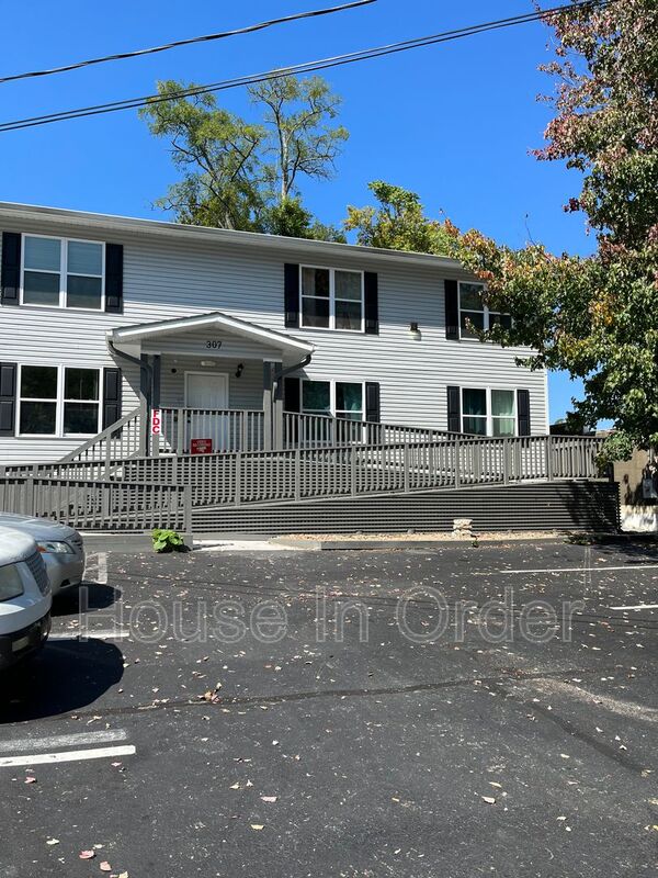 Hendersonville House: 307 8th Ave E
