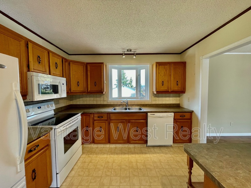 Kelowna House: 170 Jupiter Court