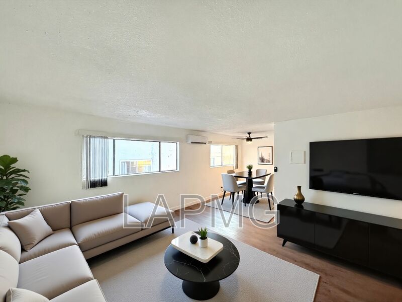 Los Angeles House: 1426 South Point View