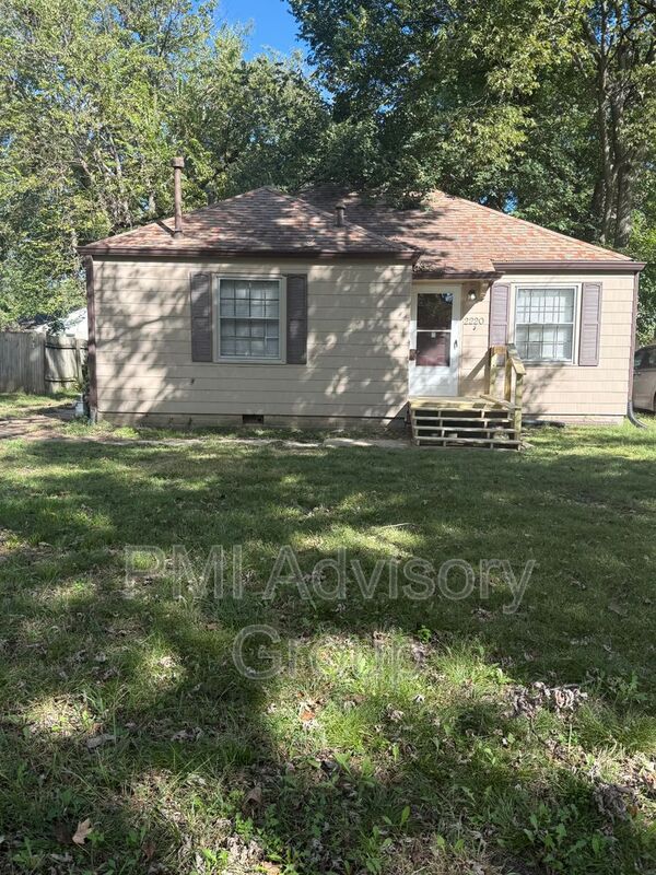 Topeka House: 2220 SW Plass Ave