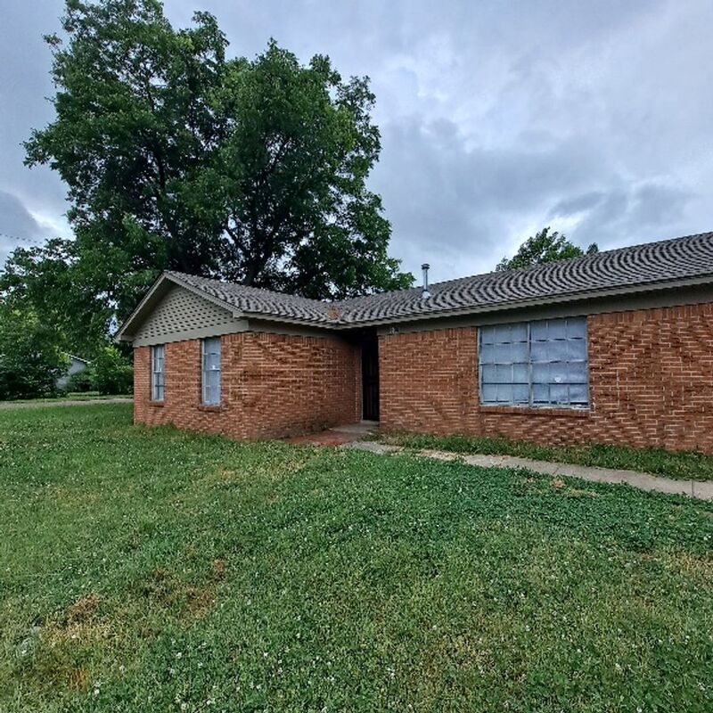 West Memphis House: 606 Weaver Dr