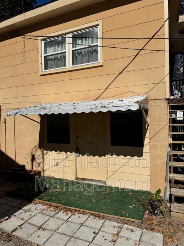 Savannah Condo: 40 1/2 Wesley St Lower