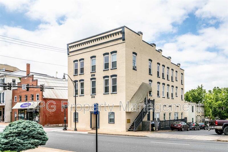 Harrisonburg House: 22 W Wolfe