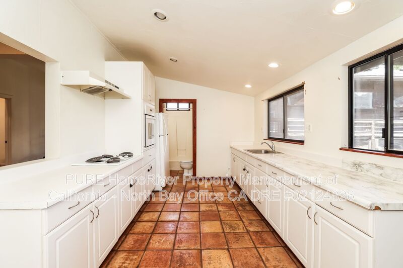 Sonoma House: 201 Meadowlark Ln