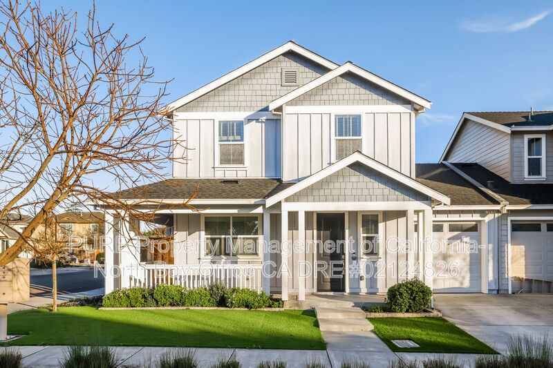 Santa Rosa House: 2976 Bay Village Ave