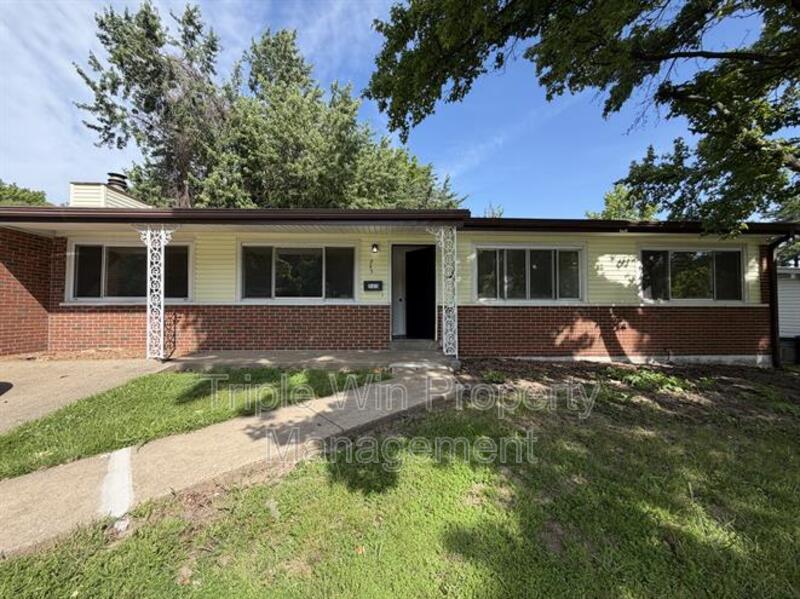 FLORISSANT House: 945 Paddock Dr