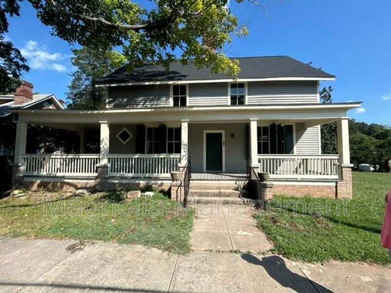 Warrenton House: 228 N. Bragg St.