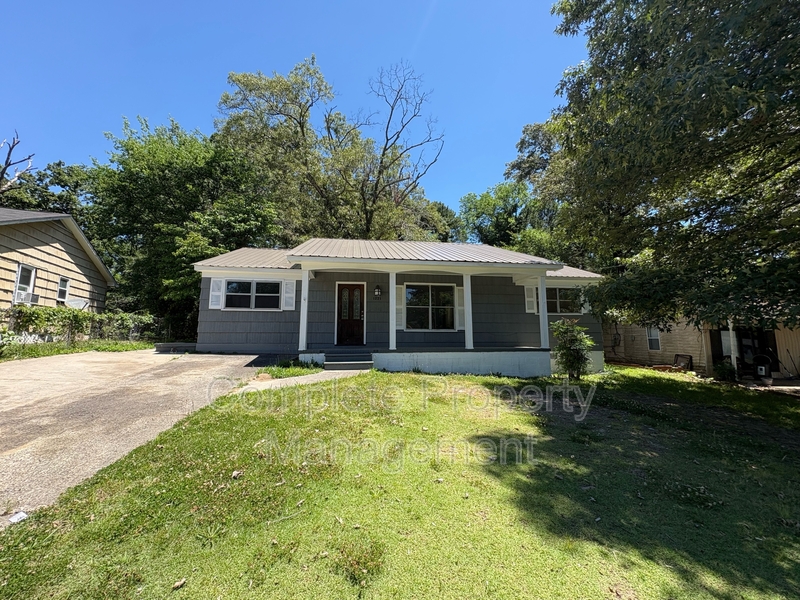 Midfield House: 1221 Carol Circle