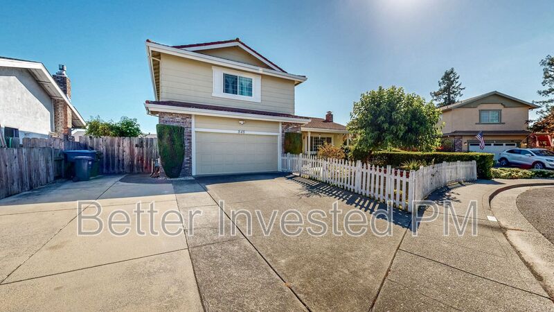 Petaluma House: 848 Sprucewood Ct