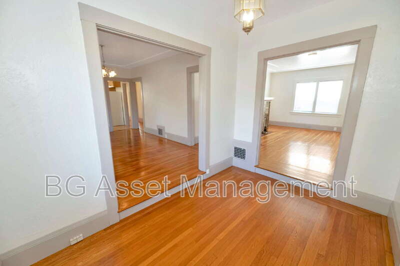 Oakland House: 3808 Lakeshore Avenue