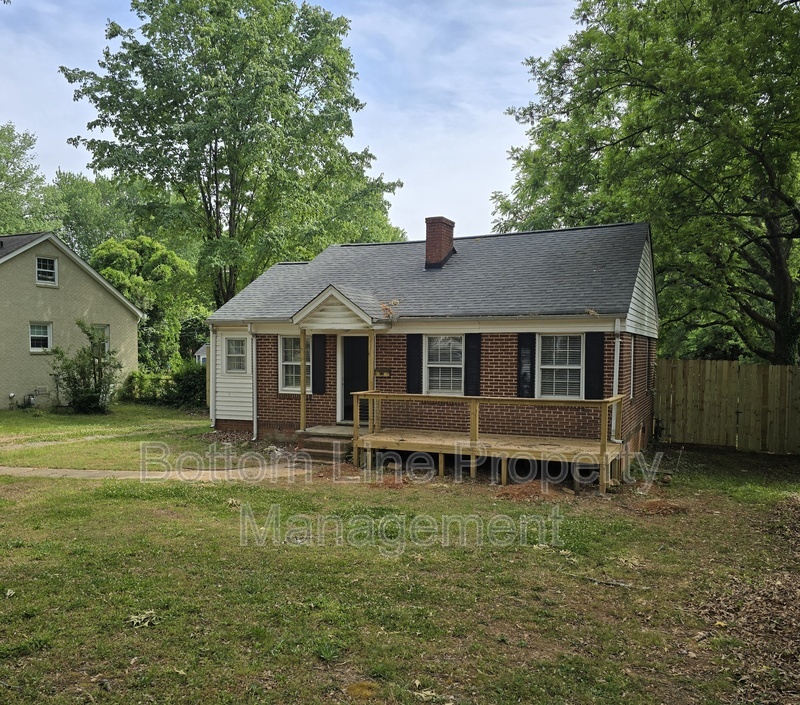 Charlotte House: 5008 Doris Ave