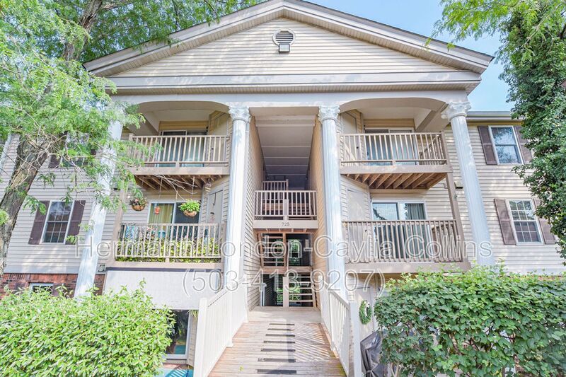 Ballwin House: 725 Ridgeside Drive