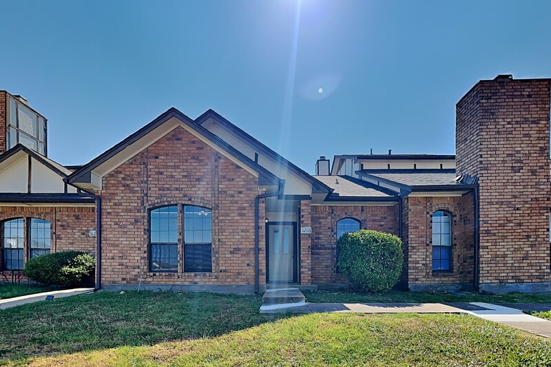 Rowlett House: 6206 Alissa Dr