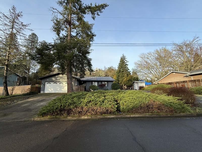 Roseburg House: 2134 NW Watters St