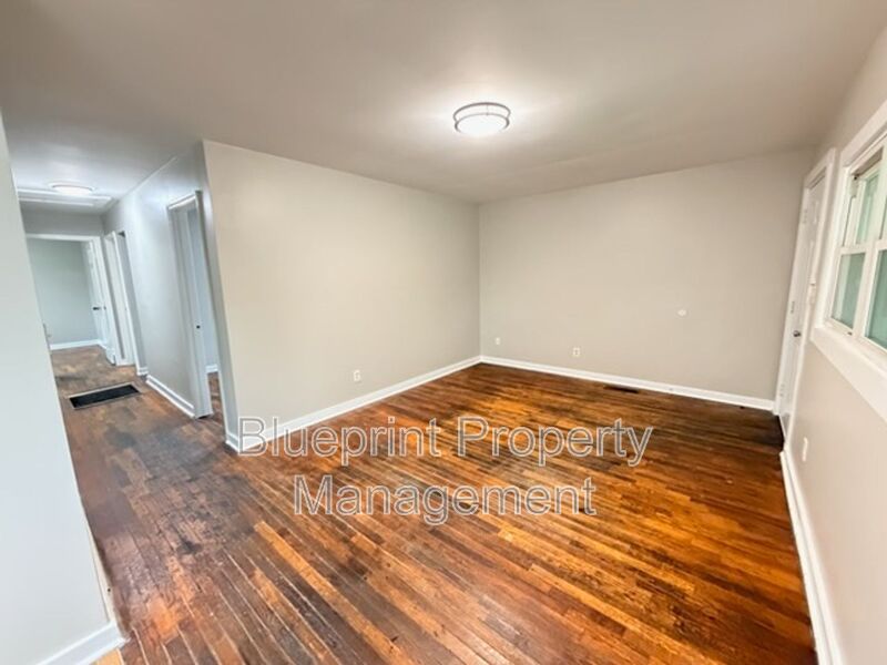 Birmingham House: 3373 33rd Pl N