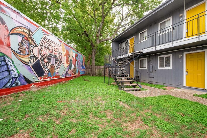 Austin Condo: 903 Springdale Rd