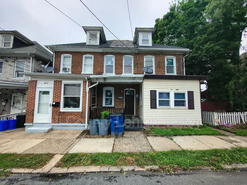 Easton House: 339 W Lincoln St