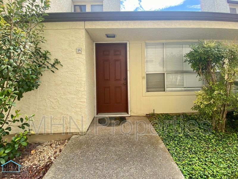Cozy 2 bed/2 bath condo in a secluded area, near Alamo Heights, and close local to highways and so much more! - Preview 7