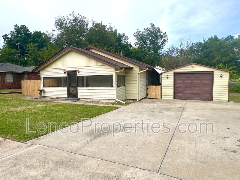 Norman House: 327 S Ponca Ave