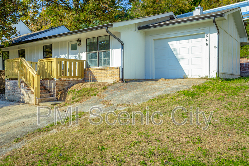 Chattanooga House: 845 Donaldson Rd
