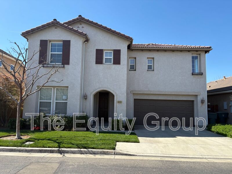 Visalia House: 3223 North Memory St