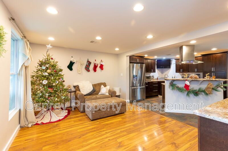 Spacious 4 Bedroom 3 Bath Home  - Photo 8