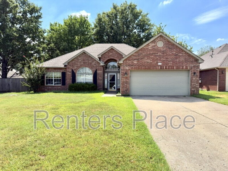Broken Arrow House: 204 North Magnolia Court