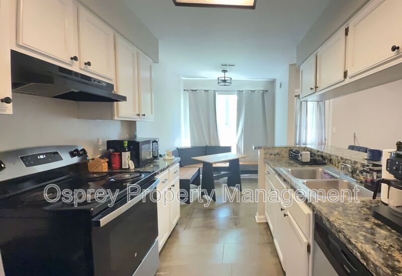 Beautiful 3BR Townhome in Gated Kings Square Community - Photo 2