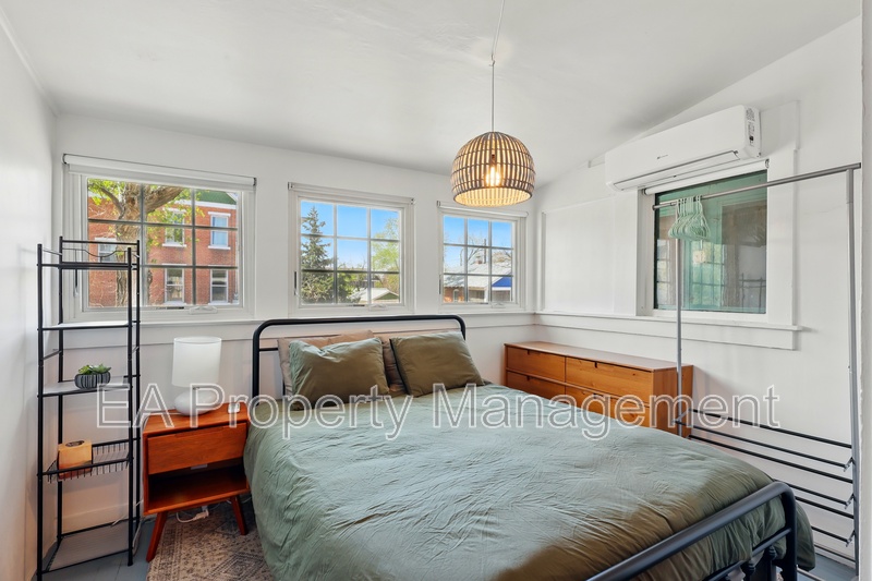 Albuquerque House: 223 Edith Blvd SE