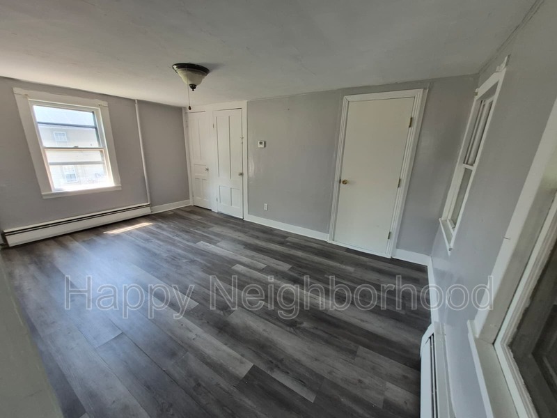 Plainville House: 46 Maple StreetUnit 5