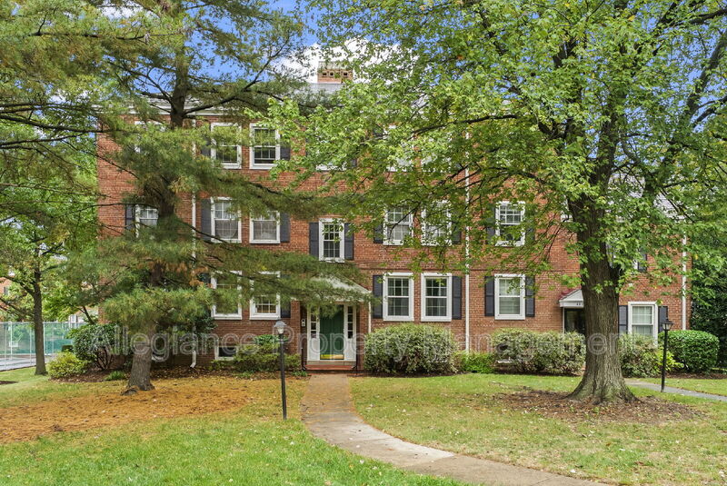 Arlington House: 4903 S. 30th St B-2