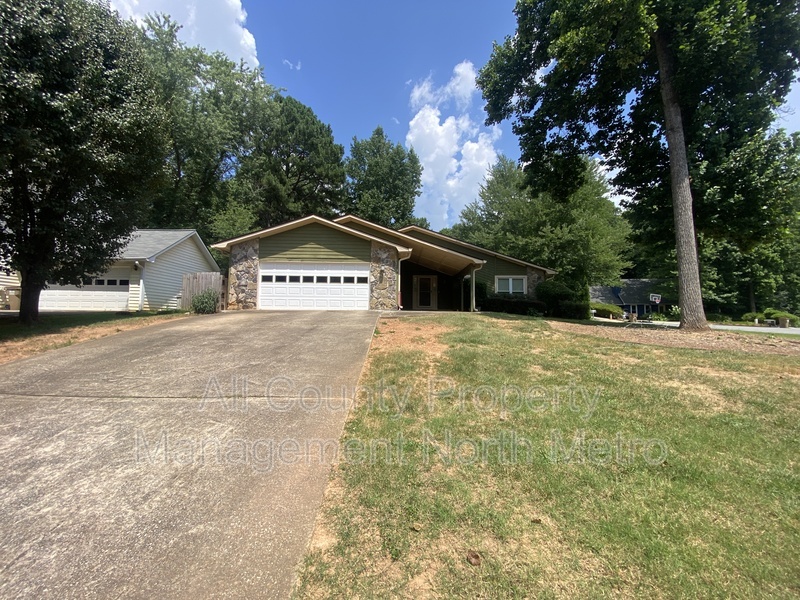 Johns Creek House: 215 Broken Lance Place
