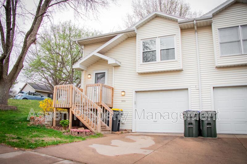 Iowa City Townhome: 806 Dover Street