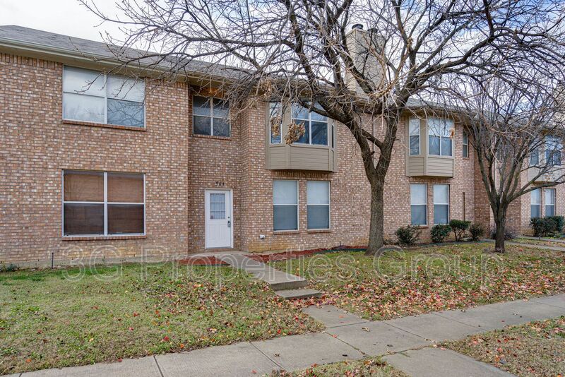 Lewisville House: 1504 Barbara Dr