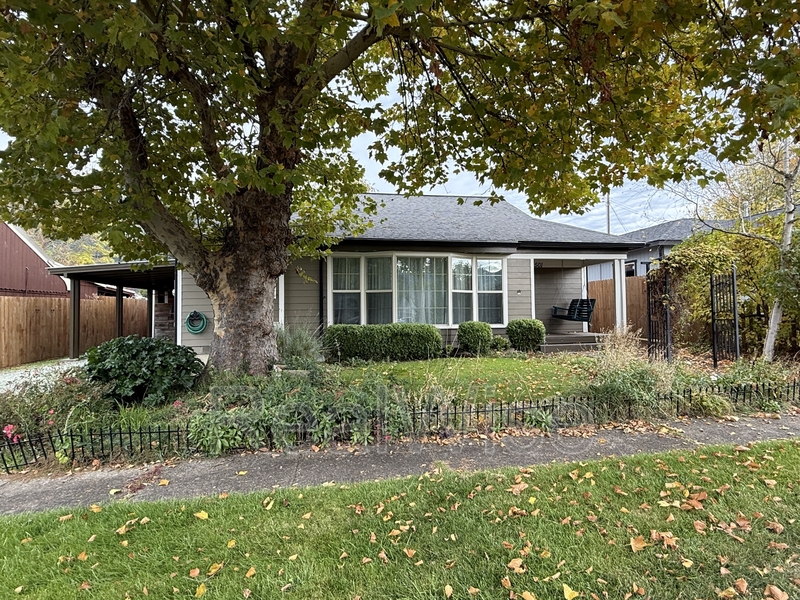 Myrtle Creek House: 501 NE Broadway St