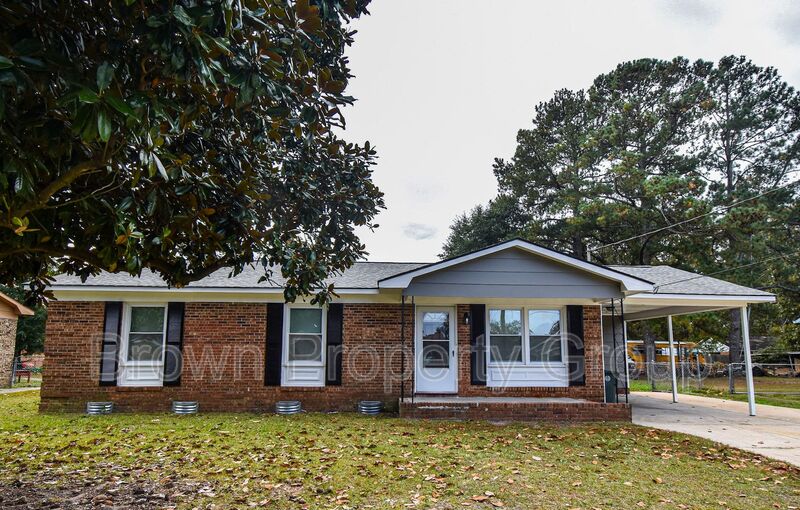 Fayetteville House: 4715 Beaufort Dr