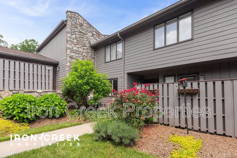 Asheville House: 515 Crowfields Lane