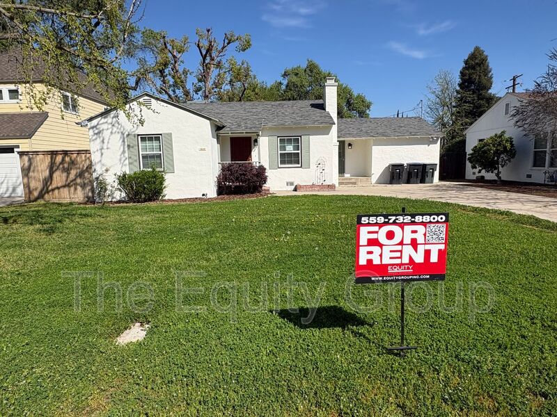 Visalia House: 1610 West College Ave