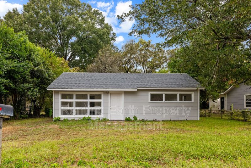 Montgomery House: 341 Chisolm St