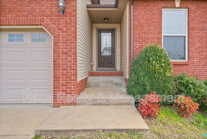 Clarksville House: 1725 Autumnwood Blvd