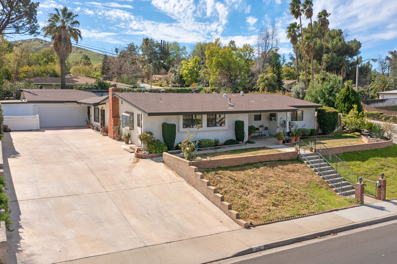 Riverside House: 208 W Broadbent