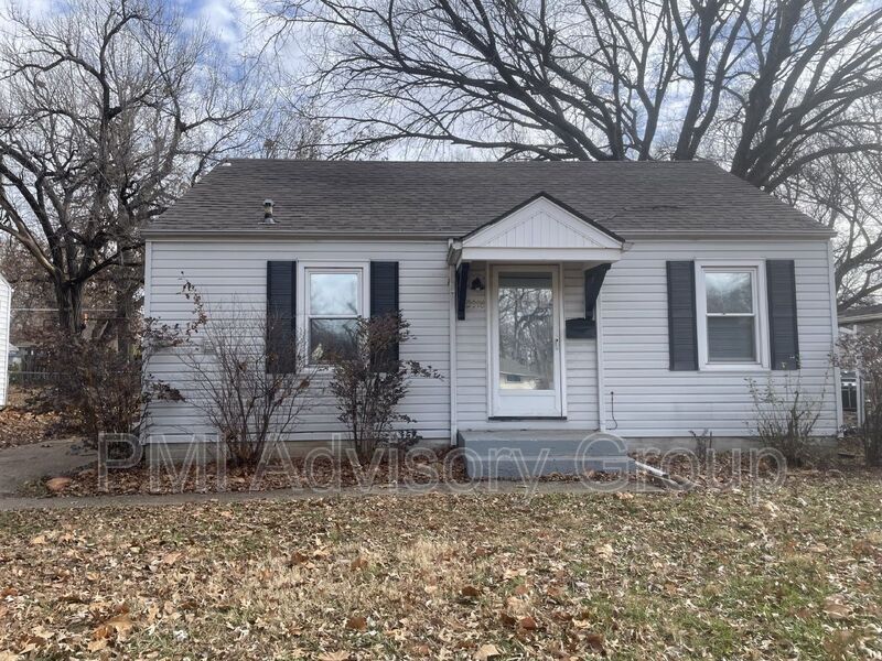 Topeka House: 2016 SW Medford Ave