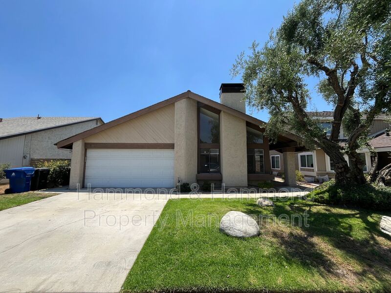 Chatsworth House: 21812 Vintage St.