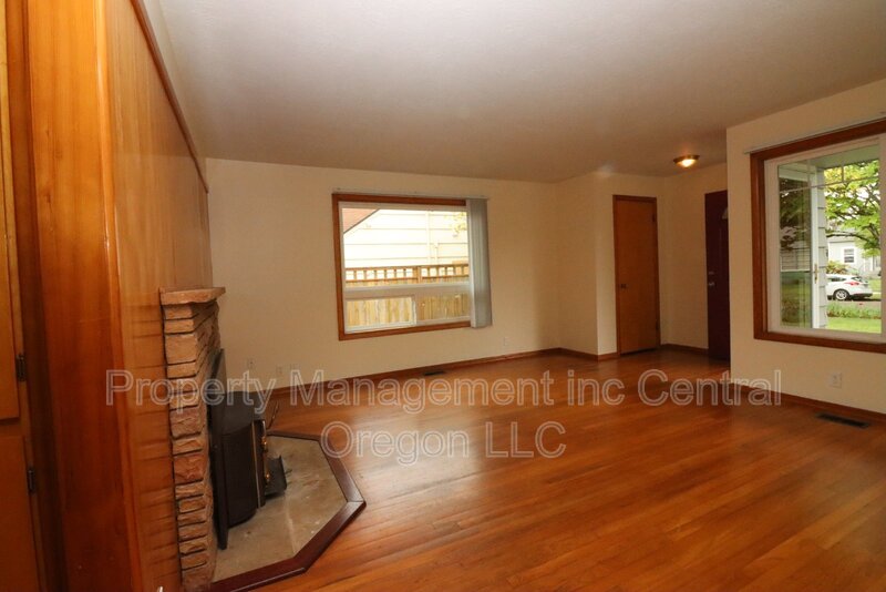 Salem House: 1670 Yew St SE