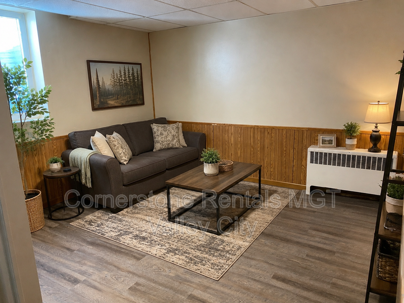 Valley City House: 227 Central Ave S