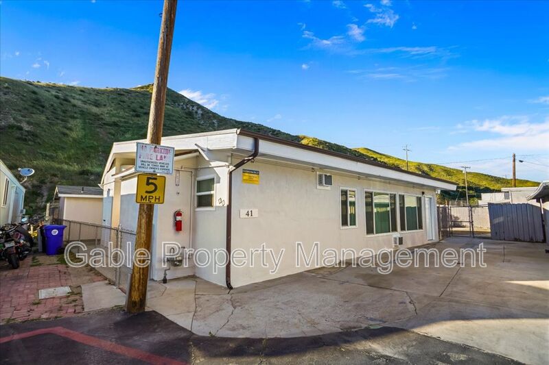 Canyon Country House: 17197 Sierra Highway