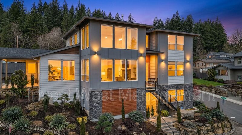 Washougal House: 1757 N Columbia Ridge Way