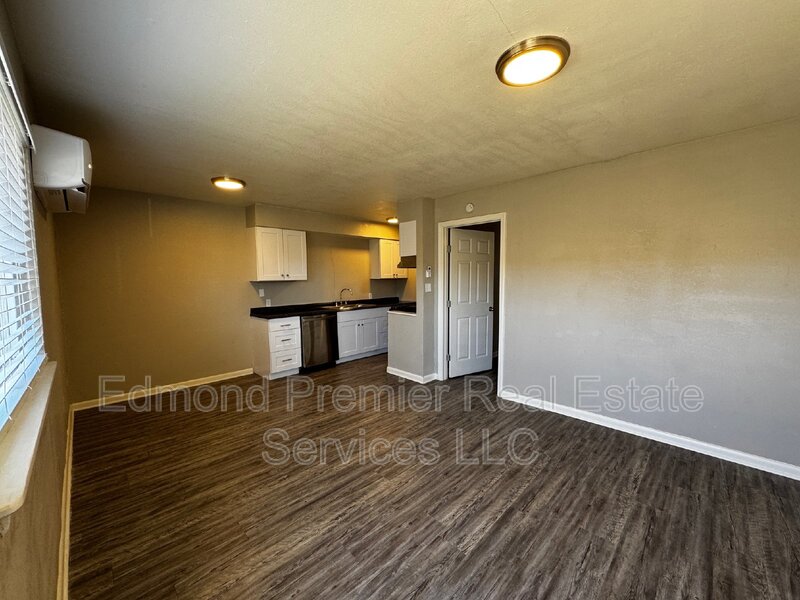 Edmond House: 205 E Hurd