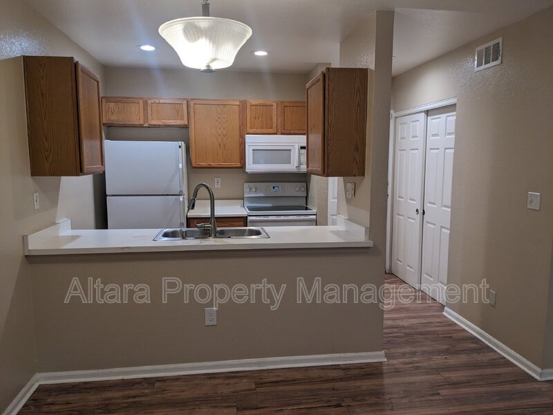 Aurora Condo: 407 S Memphis Way