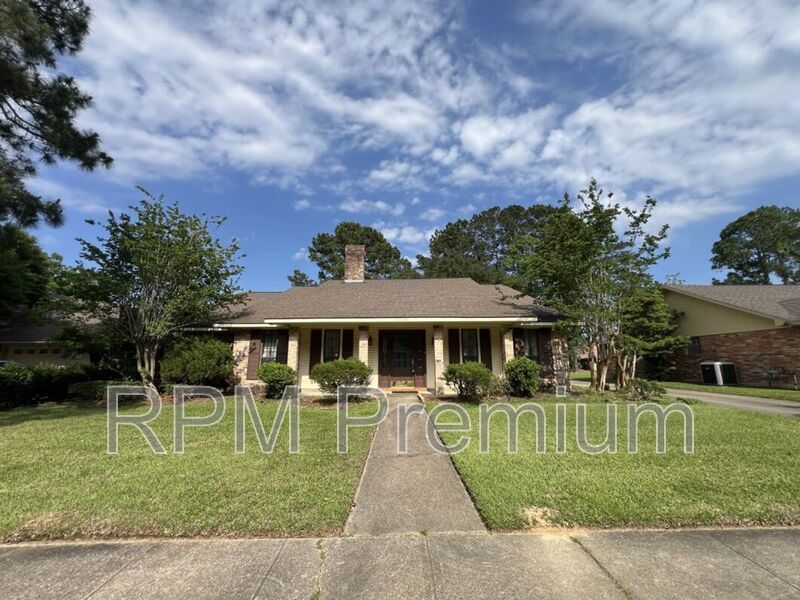 Baker House: 13936 Cayuga Dr